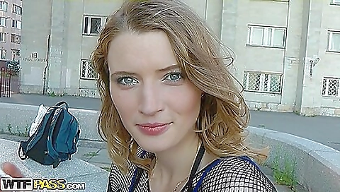 Sexy blonde babe with huge tits gets her pussy bernieed