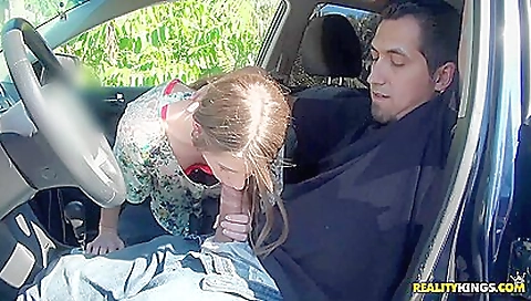 Masndoking up her pussy